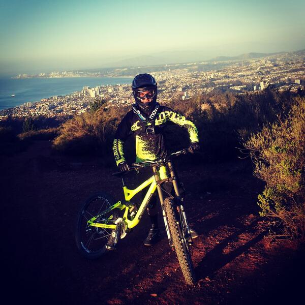 remymetailler's tweet photo. This place... Testing my #BOSsuspensions a bit over the city of #Valparaiso, #Chile. @moveosafety @commencal @GoPro http://t.co/7sa2cEw60r