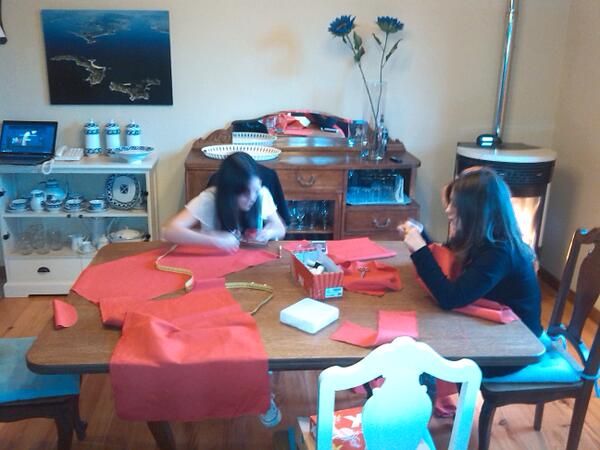 vidalisima's tweet photo. Las más costurillas @Paulafeernandez @RebekaCobain http://t.co/KHVKvCPMff