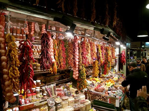 LCM2004's tweet photo. Mercado de #LaBoqueria (Barcelona). Hay de todoooo ¡¡¡ :)) Un regalo para la vista, el olfato y como no el gusto. http://t.co/EWRmjxA0DR
