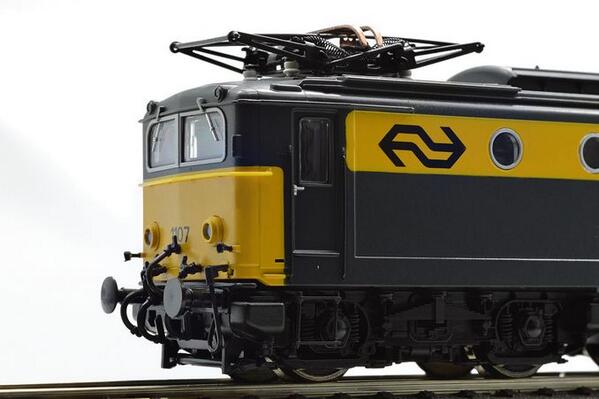 De NS1107 rijdt bijna het station van Den Bosch en Roermond binnen.Bestel dit model nu online!
modeltreincenter.nl/nl/8738719/roc…