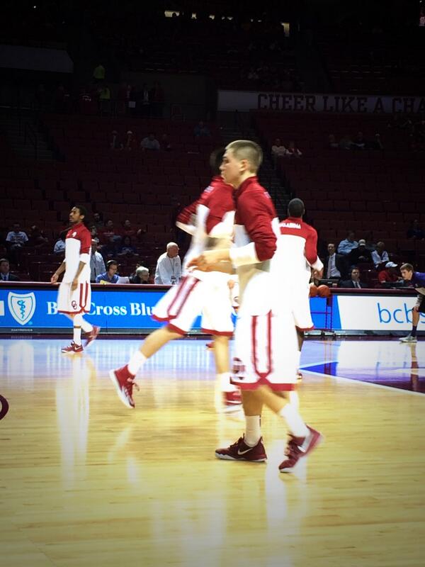 nhshoops's tweet photo. Former Tiger @d_harper22 warming up prior to the Kansas State vs. OU game. #Boomer #TigerHoops http://t.co/Id1Op6WUNp
