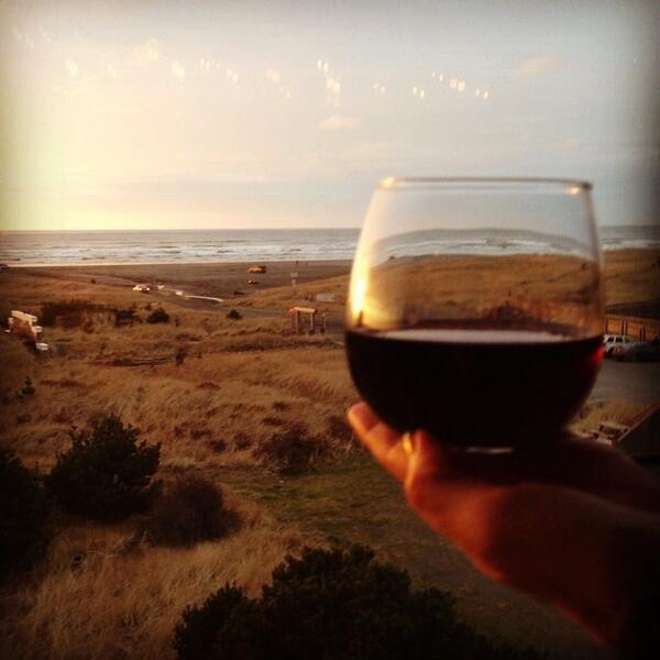 Tammileetips's tweet photo. RT @MJManzanares "Wine. Beach. Soon to be #sunset. #gowestseattle   http://t.co/p2mPC7CYAN" http://t.co/JbyCL75ZFc