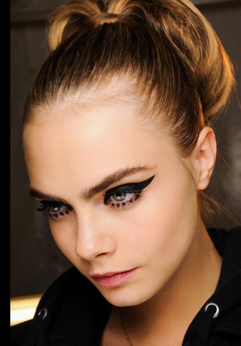 modefoto's tweet image. She's beautiful!