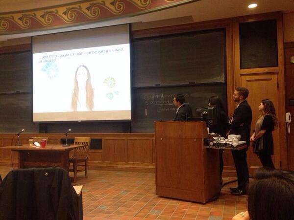 NewsicanMx's tweet image. Mostrando el video publicitario en Yale. #Newsican #DecodingNews