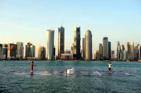 _Paisajes_'s tweet photo. Partido de tenis sobre el agua entre Roger Federer y Rafa Nadal.
Bahía de Doha, Qatar. http://t.co/p6RAb3Yu86