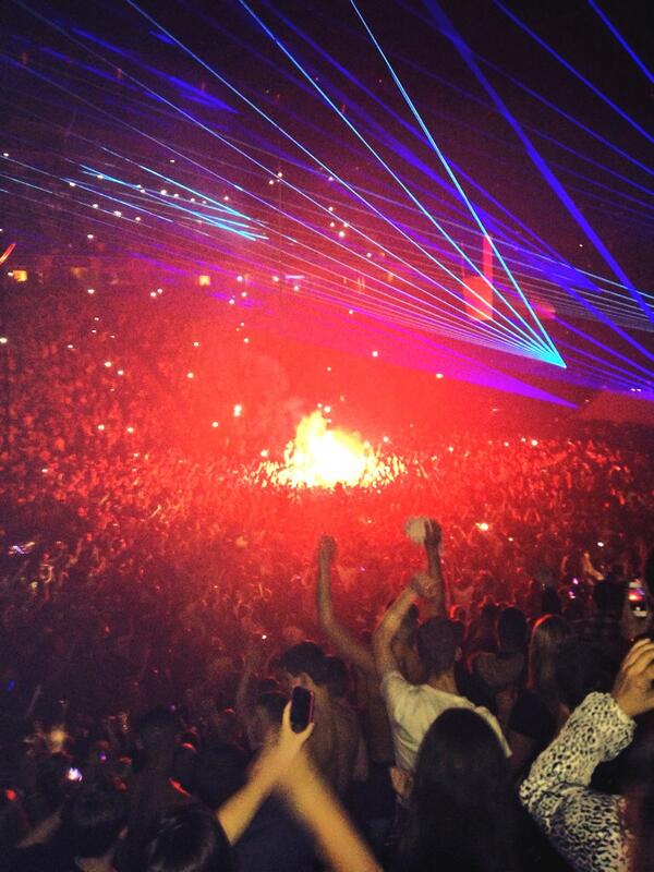 RadicalDesigns1's tweet image. Someone setting off a flare whilst attending the @Avicii true tour in Manchester. Amazing night!