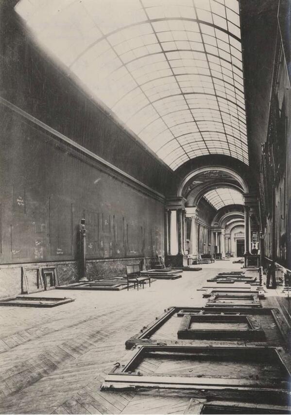 CatherineSaidah's tweet photo. Au Louvre, la Grande Galerie abandonnée pendant la 2ème guerre mondiale http://t.co/GzubkQwMCZ
