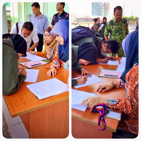 zeekay15's tweet photo. "@RELA_Johor: Pdftrn Tklmat Briged RELASIS Politeknik Ibrahim Sultan di Kmpleks KDN JohorBahru  http://t.co/HLJ19YO8vV"