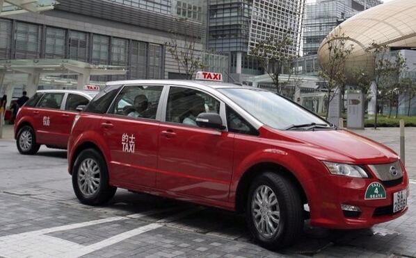 FionaManHK's tweet photo. Finally get to sit in the new hybrid taxi!! Score! http://t.co/NODbFK5bXs