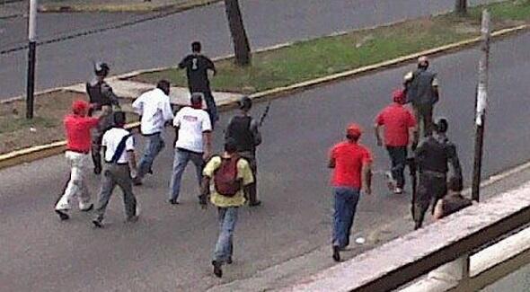 Estos son los malandros que mandan A MATARNOS y yo soy el Fascista? Anda PAL COÑO E TU MADRE NICOLAS   #ConcluPAZVZLA