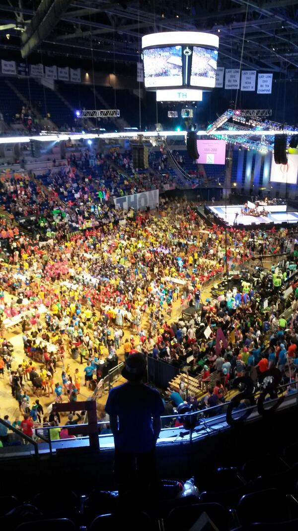 EtownMiniTHON's tweet photo. The THON party is BUMPIN. Such an incredible event! #THON14 #FTK http://t.co/tkeS1seI0a