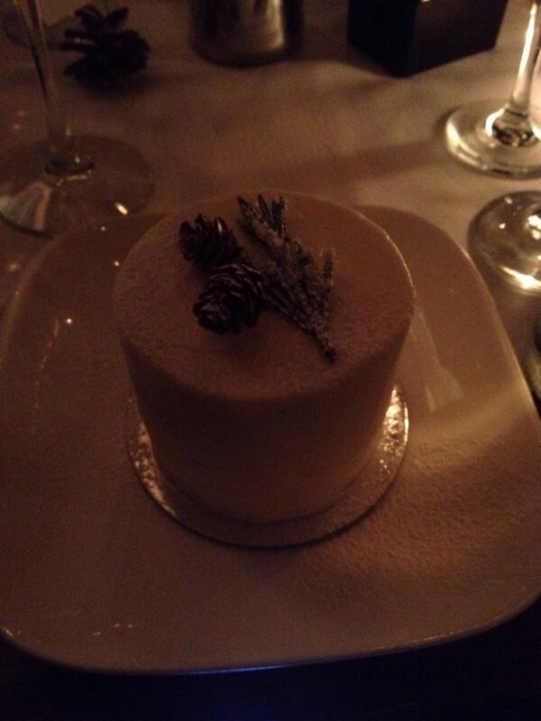 AngelaDXavier's tweet photo. What an amazing dessert!  Kate Willingham's wedding.  WOW! http://t.co/GC7Z5Dbhsv
