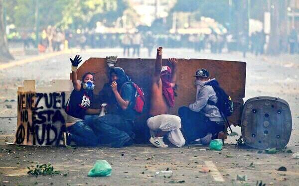 JhonPff's tweet photo. Demasiado Bestial Esta Imagen! #24FGranBarricadaNacional #ElTiempoDeDiosEsYa #TrancaTuCalleTumbaTirano http://t.co/Nx4yVmpXpR