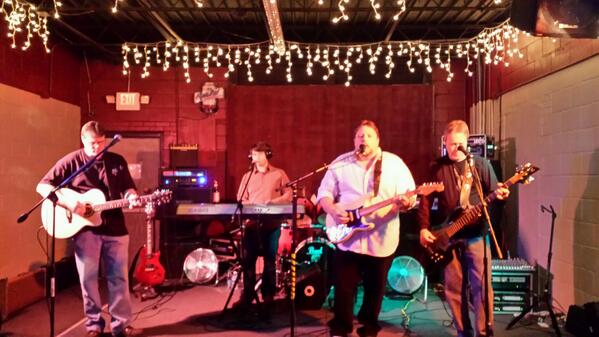 AtTheMic's tweet image. Exit 173 at Hux's Nite Life. Great crowd.  Come join us.