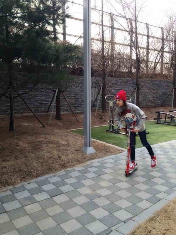 오늘은 황금같은 일요일~ 날씨도좋아서 놀러나왔~으면 좋겠지만 우린 오늘도 리허설장으로 출발!!! ^_^ 휴일도없이 우리와 함께 고생하시는 울 스탭분들도 화이팅!!! 퉤니원 콘서트 D-6