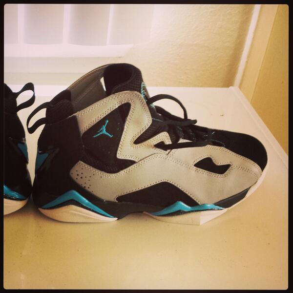 StayToReal33's tweet image. New j's