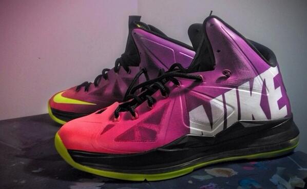 NiceShoeGame's tweet photo. Custom Lebron 10's #NiceShoeGame #Lebron #Lebron10 #Nike #Sneaks #Kicks #Basketball http://t.co/1y6d8jxcnv