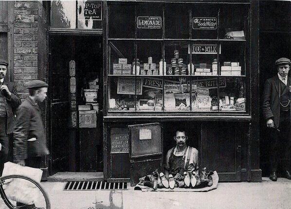 HistoryInPics's tweet image. The smallest shop in London, c. 1900.