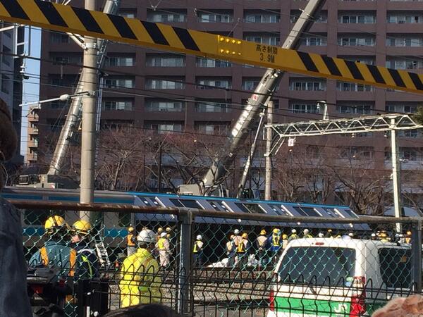 karaage_white's tweet photo. 川崎駅の脱線現場に遭遇(´･_･`) http://t.co/AwDytykVAF
