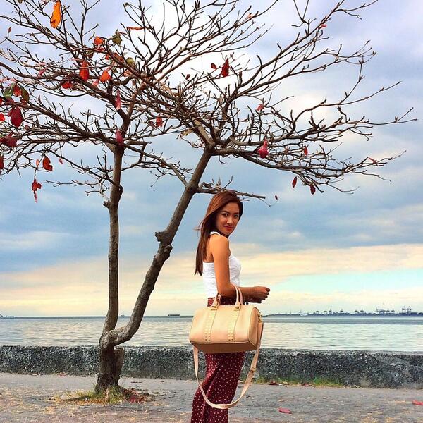 laureenmuy's tweet photo. Here at SM MOA already! See you at the Vaseline booth near the skating rink. #instantfairworks http://t.co/SlA8D0lYwO