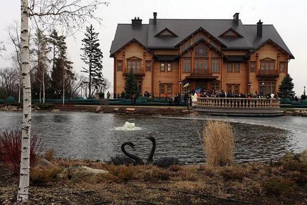 A walking tour of Mezhyhyria, formerly Yanukovych's opulent estate (PHOTOS, VIDEOS) kyivpost.com/multimedia/pho… <a href="/KyivPost/">KyivPost</a>