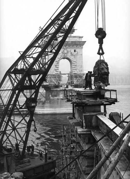 All the attention goes to Kijev - meanwhile in Hungary: the famous Chain Bridge is being teared down!!!