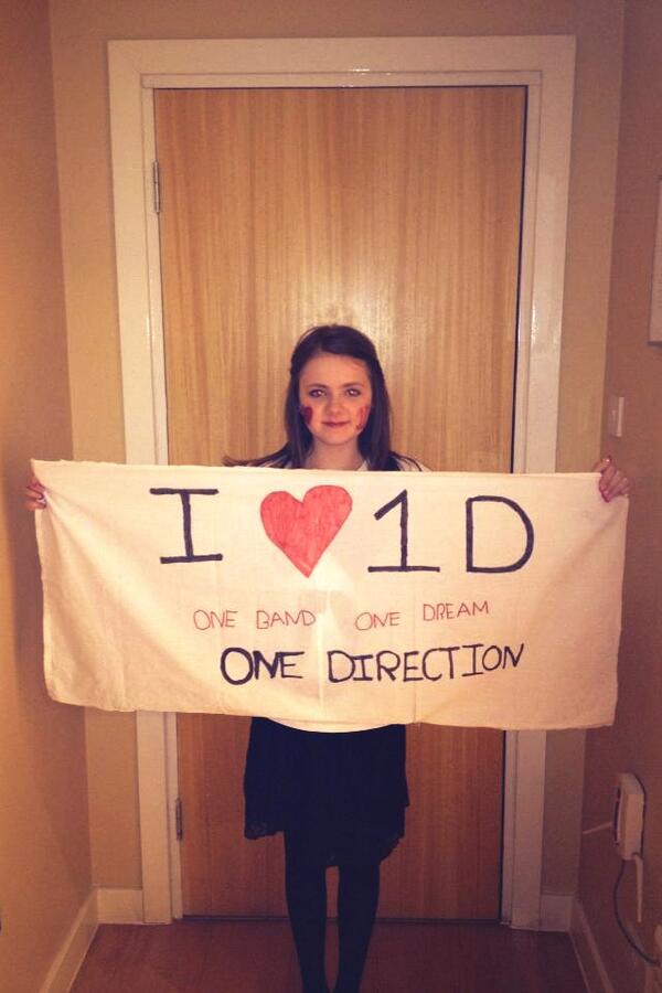 Mjccarr's tweet photo. 1 year today #OneDirection @Harry_Styles @Real_Liam_Payne @zaynmalik @NiallOfficial @Louis_Tomlinson 29/4/13 too xxxx http://t.co/ygNdP5Ld3Y