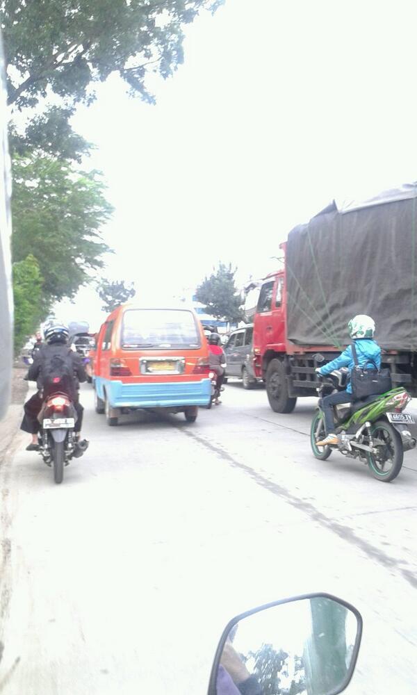 febriwisda's tweet photo. Mabur ae RT andriawan98: Banyumanik arah ungaran macet, panjangnya sudah sampai kubota http://t.co/KHpQI337qo