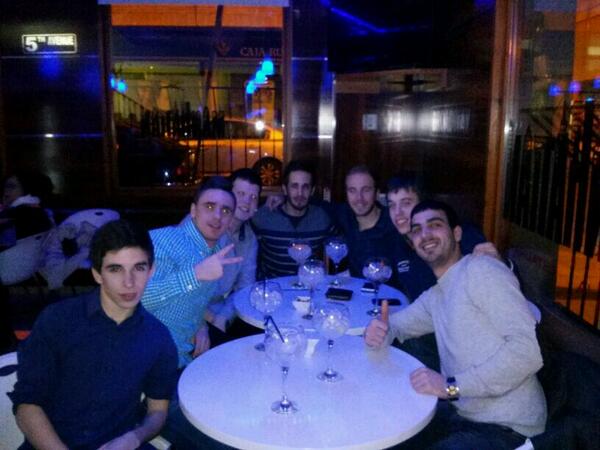 humaredadelpes's tweet photo. Ayer La Humareda se fue de borrachera. http://t.co/0BqgOIaBN5