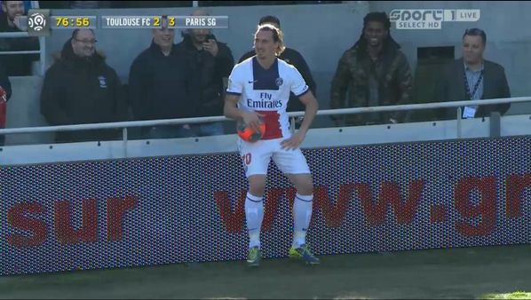 NLIbrahimovic's tweet photo. Zlatan moest ingooien, maar hij was moe. Baas! #toupsg http://t.co/FYjXnNYc8S
