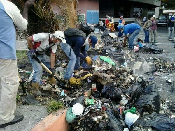 IntegralMic's tweet photo. @rubenblades ESTA ES LA JUVENTO QUE AMA SU PAIS LIMPIAN LO QUE LOS FASCISTAS DESTRUYEN http://t.co/6adzXnoDMx http://t.co/LteiOnbvF1