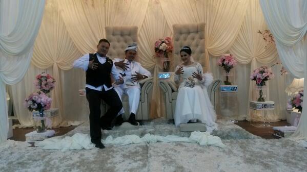 desagroup72's tweet photo. Emcee wedding Zaina &amp; Syamsul di Dewan serbaguna Tasik Ampang K.L sebentar td..Tahniah kepada kedua mempelai... http://t.co/kTL0E6Q9Xk