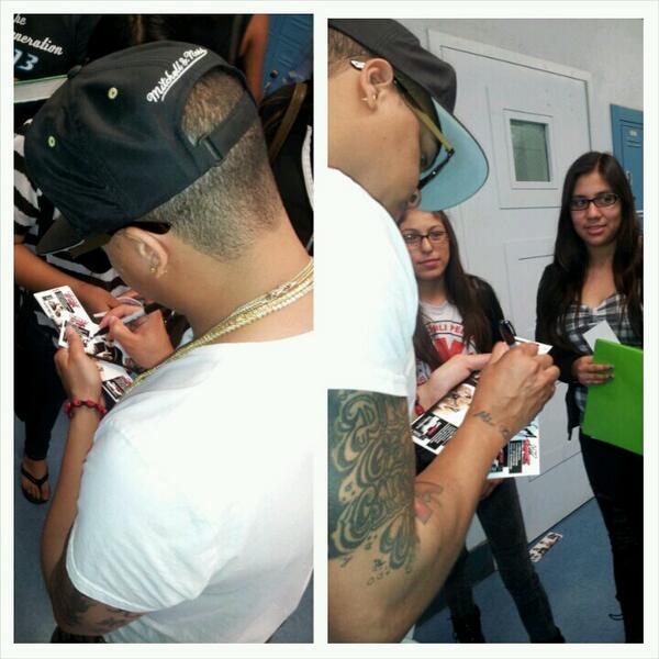 ScarletWar's tweet image. Signing autographs.. Moments like this are what i live for. #WorldsBestFans #TeamScarletWar