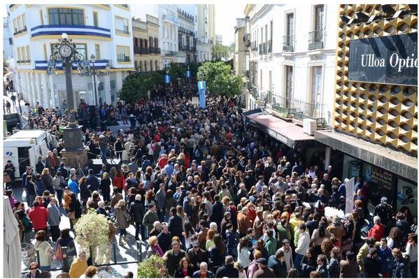 ciudadjerez's tweet photo. #Jerez celebró el acontecimiento acudiendo en multitud al #Brindis x #Jerez  #capitaldelvino http://t.co/q8eRTT9xqU http://t.co/fC6jEfbrwm