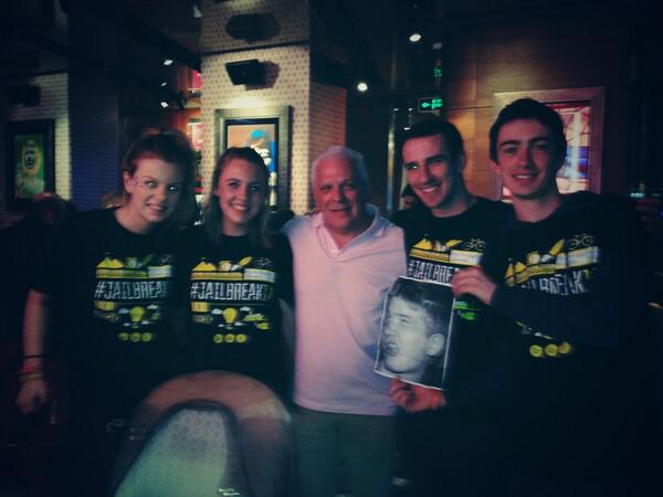 RoisinLizzieUCD's tweet image. @hogiegoesabroad @JailbreakHQ Joined forces w Brian &amp;amp; Mooney 2 fly off 2 Dubai.. #JoinTrinity #Peace #Love #Harmony