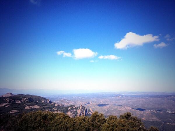 Hoy hemos subido a La Mola. Impresionantes vistas desde aquí arriba :) Disfrutad del domingo!