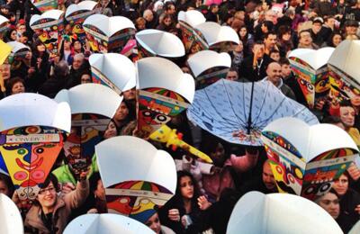 CarnevaleFano's tweet photo. Pronti per un pieno di #baci? Dalle 15 in arrivo un getto di #dolci al #carnevale #fano! Info http://t.co/M1Ex8wFam1 http://t.co/Ia0GA5F6qs