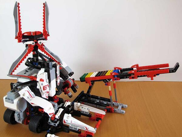 Added Philo's, (Aka Phillippe Hurbain) SORT3R - Coloured Brick Sorting EV3 Robot to Models: legomindstormsev3.com/?p=1470