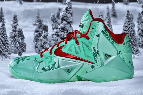 NiceShoeGame's tweet photo. Lebron 11 "Christmas" #NiceShoeGame #Lebron #Lebron11 #Nike #Basketball #NBA #Sneaks #Kicks http://t.co/EbuVFIldtx