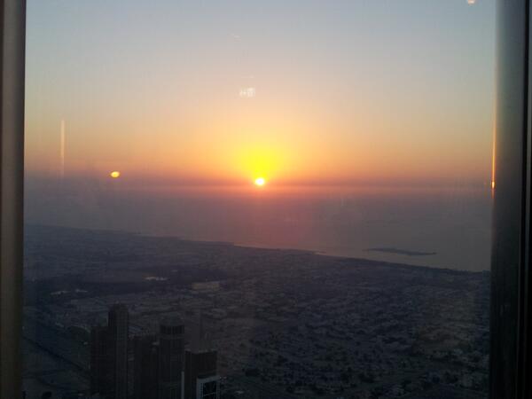 Kohlscribbler's tweet photo. Dinner #dubai style! #burjkhalifa #level122 http://t.co/y1KIk5M7SG