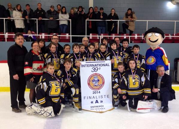 Voici ma photo de nos finalistes : les Harfangs de Beauport. Ils ont perdu 2-1 en prolongation. Bravo bon match!