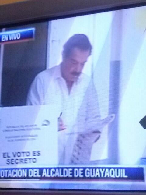 MissTurismoLat's tweet photo. Nuestro alcalde @jaimenebotsaadi acaba de sufragar por un super Guayaquil ejemplo de progreso para todo el país http://t.co/rHptuOXZen