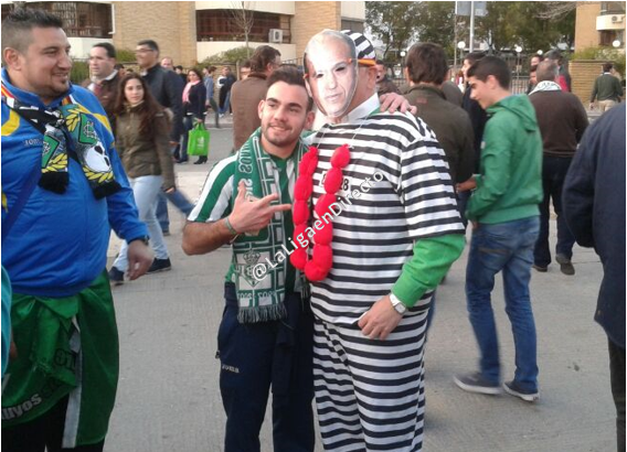 LaLigaenDirecto's tweet photo. Aunque el Betis vaya último, los aficionados no pierden la "guasa". Así aparecía hoy uno vestido de Del Nido... http://t.co/otFiFWy33h