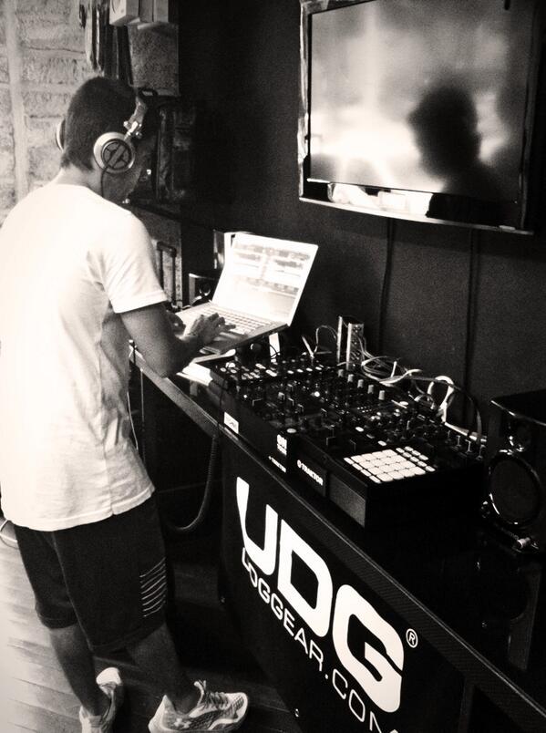 theo_ID's tweet photo. Escuchando el set que grabe en @idstoreco 🎶🎉 http://t.co/0xyqxkM5iR