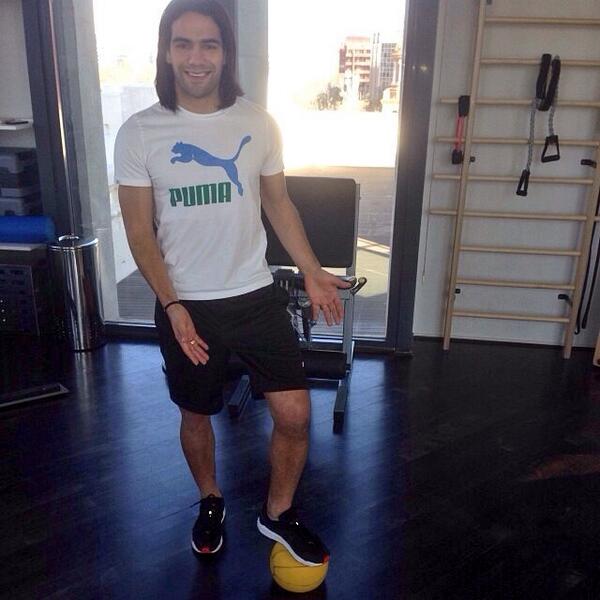 FALCAOinstagram's tweet photo. @FALCAO: Hoy #4semanas de rehabilitación.deje las muletas y ahora aprendiendo a caminar de nuevo. #FuerzaTigre http://t.co/B7GuQe7nMZ