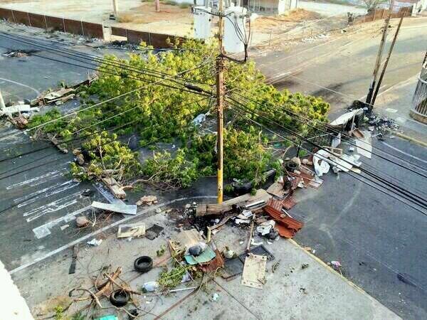 SoyVnezolano's tweet photo. #Maracaibo, gran barricada. #23F #ResistenciaVzla http://t.co/4gi5I44nIS