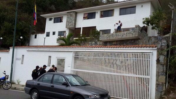La SEBIN y la GNB atacan la residencia del General Angel Vivas. SOS VENEZUELA!!! BhLSSFuIcAAbAsF