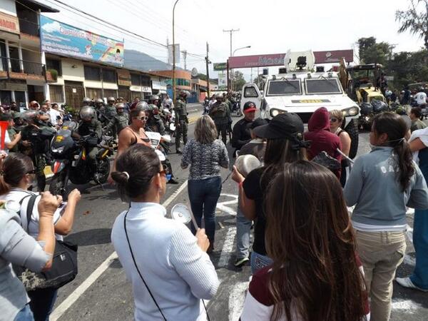 leoperiodista's tweet photo. Vecinos con cacerolas en Avda Las Americas, semáfoto Viaducto Sucre http://t.co/Lxu7iVWpv7
