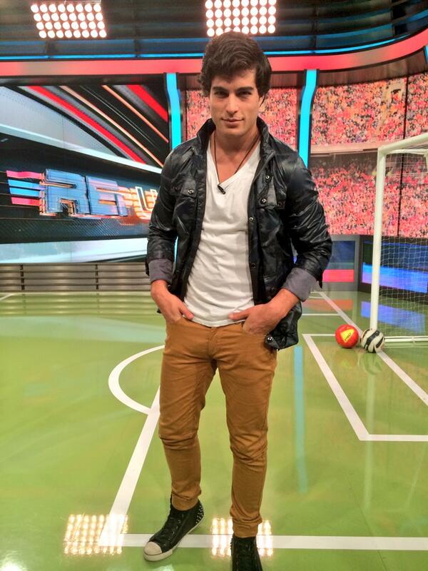 WEStyling's tweet photo. @DaniloCarrera con una chaqueta impermeable de militar y sus famosos pantalones color mostaza 👏 #WEstyling http://t.co/8yySCedLtI