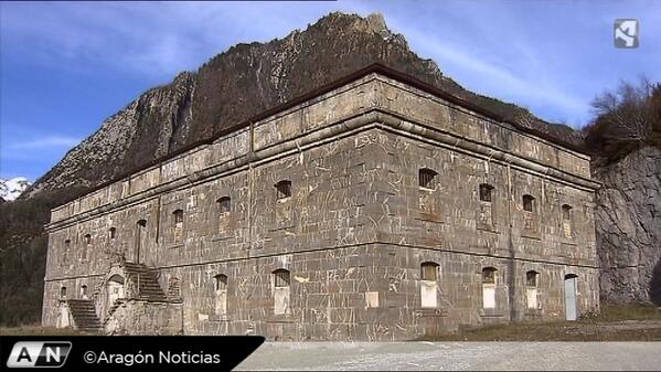 aragontv's tweet photo. Una empresa aragonesa ha adquirido el fuerte de Santa Elena en #Biescas por algo más de 200.000 euros. Lo vemos #AN2 http://t.co/6Px3mOGpYk